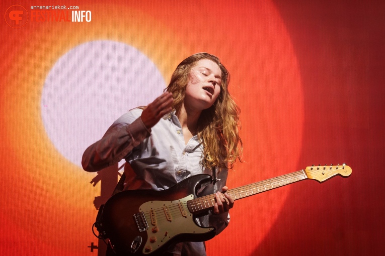 girl in red op Lowlands 2023 - vrijdag foto