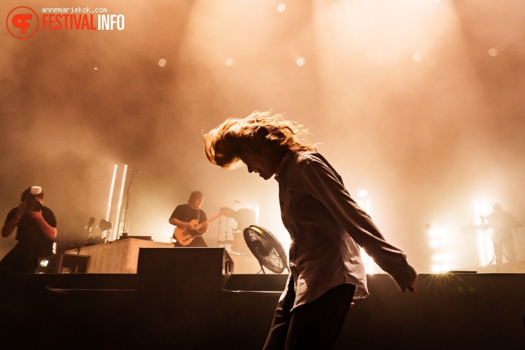 girl in red op Lowlands 2023 - vrijdag foto