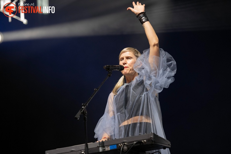 Mother Mother op Lowlands 2023 - vrijdag foto