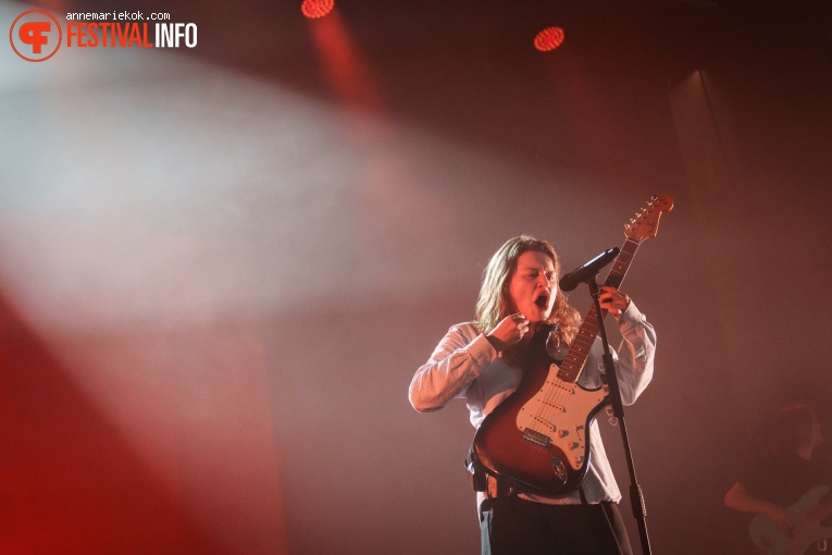 girl in red op Lowlands 2023 - vrijdag foto