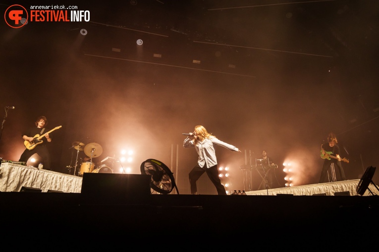 girl in red op Lowlands 2023 - vrijdag foto