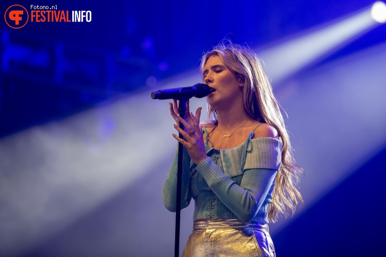 Mimi Webb op Lowlands 2023 - Zaterdag foto