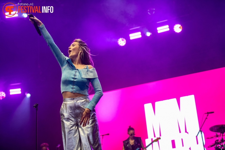 Mimi Webb op Lowlands 2023 - Zaterdag foto