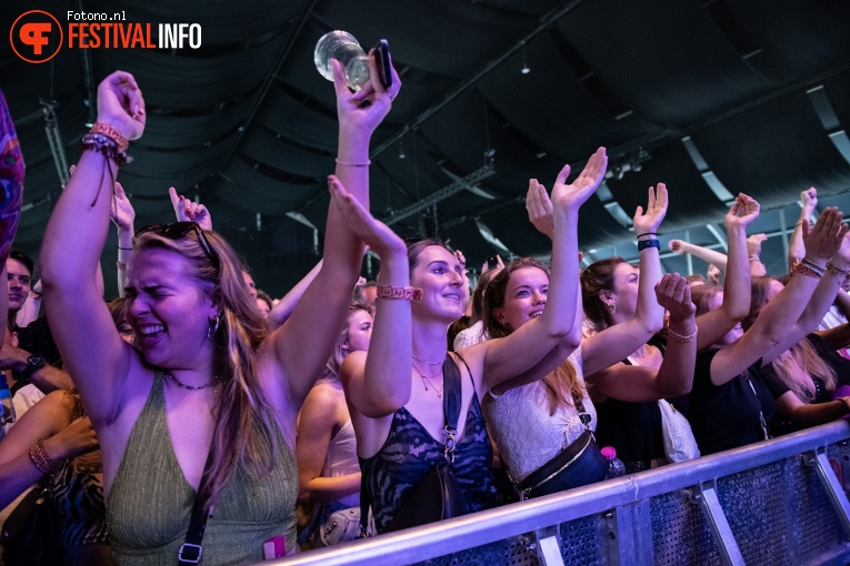 Mimi Webb op Lowlands 2023 - Zaterdag foto