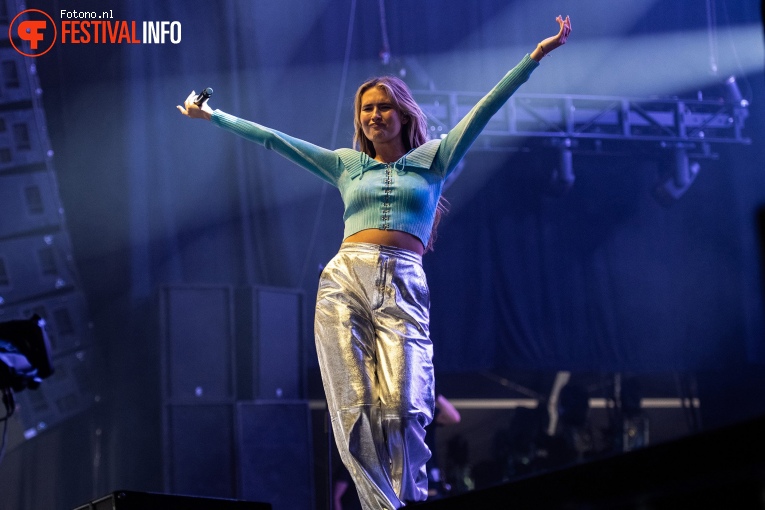 Mimi Webb op Lowlands 2023 - Zaterdag foto