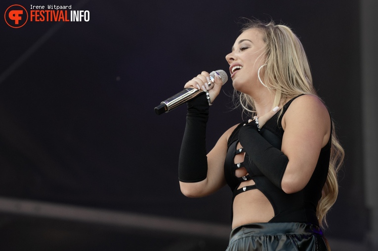 Emma Heesters op Strandfestival ZAND 2023 foto