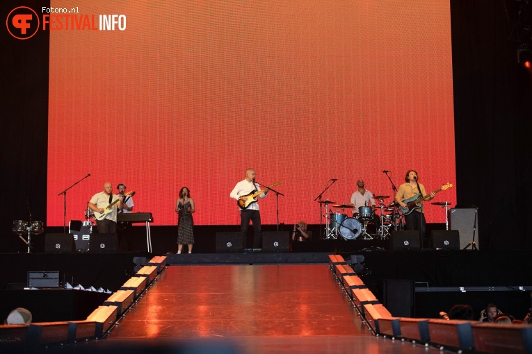 Bombay Bicycle Club op Lowlands 2023 - Zondag foto