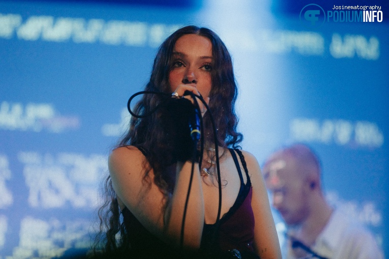 Holly Humberstone op Holly Humberstone - 20/09 - Melkweg foto