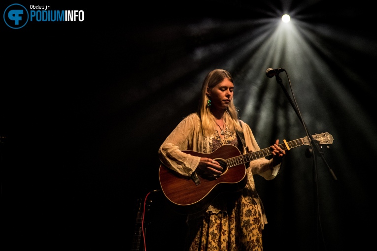 Lotte Walda op Tom McRae - 16/09 - Pop- en Cultuurhuis PX foto