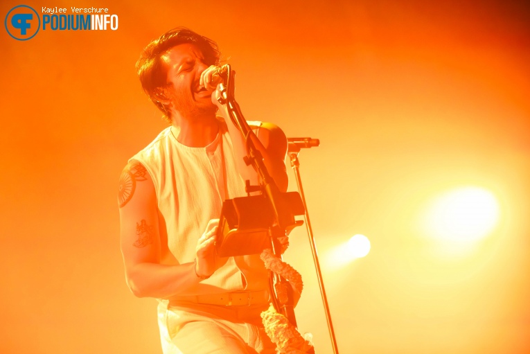 Young the Giant op Young the Giant - 10/10 - TivoliVredenburg foto