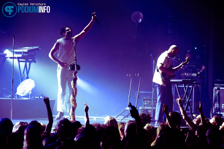 Young the Giant op Young the Giant - 10/10 - TivoliVredenburg foto