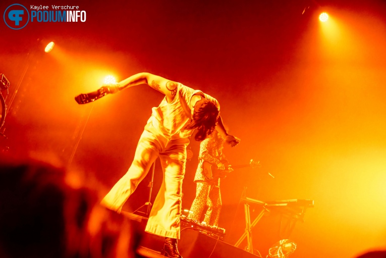 Young the Giant op Young the Giant - 10/10 - TivoliVredenburg foto