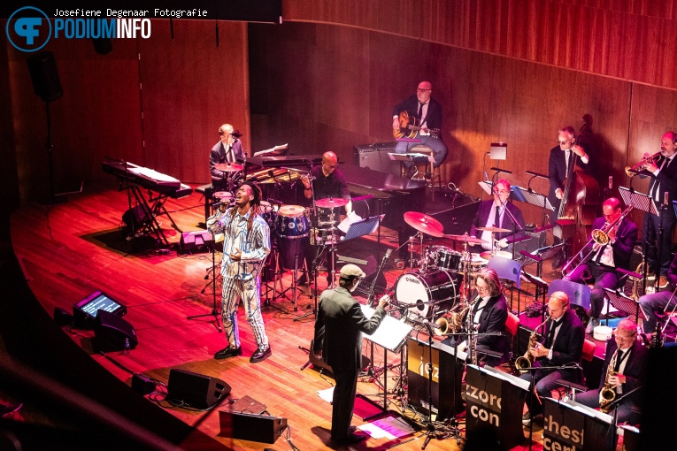 Jeangu Macrooy op Jeangu Macrooy & Jazz Orchestra Of The Concertgebouw - 26/10 - TivoliVredenburg foto