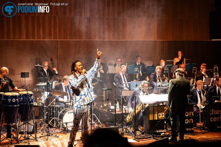Jeangu Macrooy op Jeangu Macrooy & Jazz Orchestra Of The Concertgebouw - 26/10 - TivoliVredenburg foto