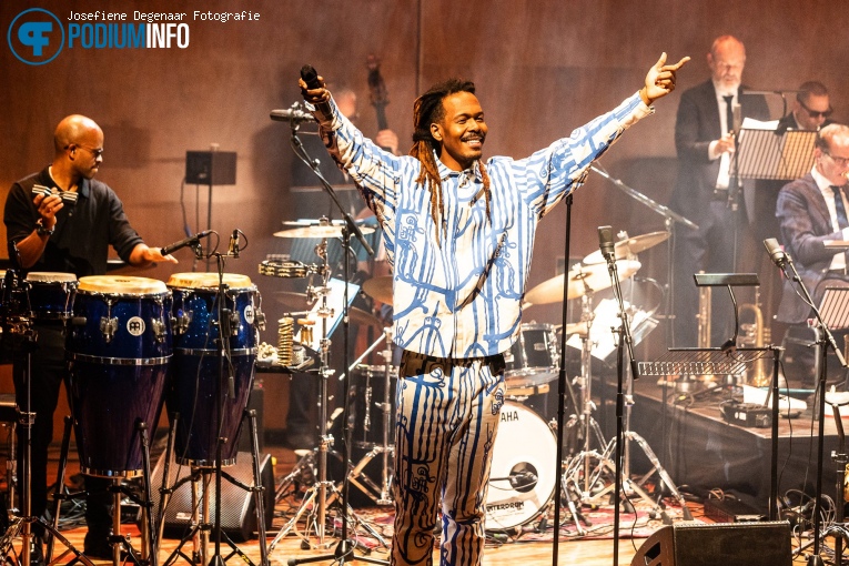 Jeangu Macrooy op Jeangu Macrooy & Jazz Orchestra Of The Concertgebouw - 26/10 - TivoliVredenburg foto