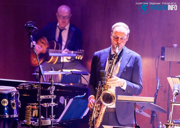 Jeangu Macrooy op Jeangu Macrooy & Jazz Orchestra Of The Concertgebouw - 26/10 - TivoliVredenburg foto