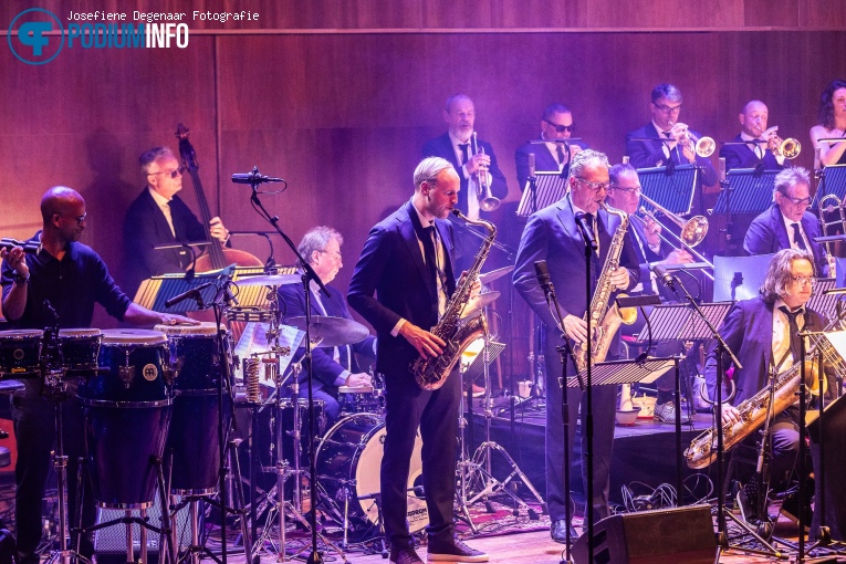 Jeangu Macrooy op Jeangu Macrooy & Jazz Orchestra Of The Concertgebouw - 26/10 - TivoliVredenburg foto