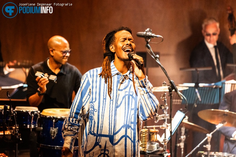 Jeangu Macrooy op Jeangu Macrooy & Jazz Orchestra Of The Concertgebouw - 26/10 - TivoliVredenburg foto