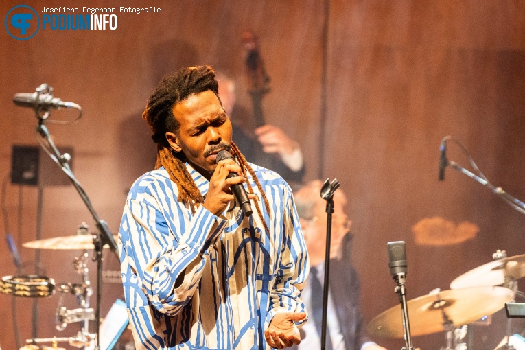 Jeangu Macrooy op Jeangu Macrooy & Jazz Orchestra Of The Concertgebouw - 26/10 - TivoliVredenburg foto