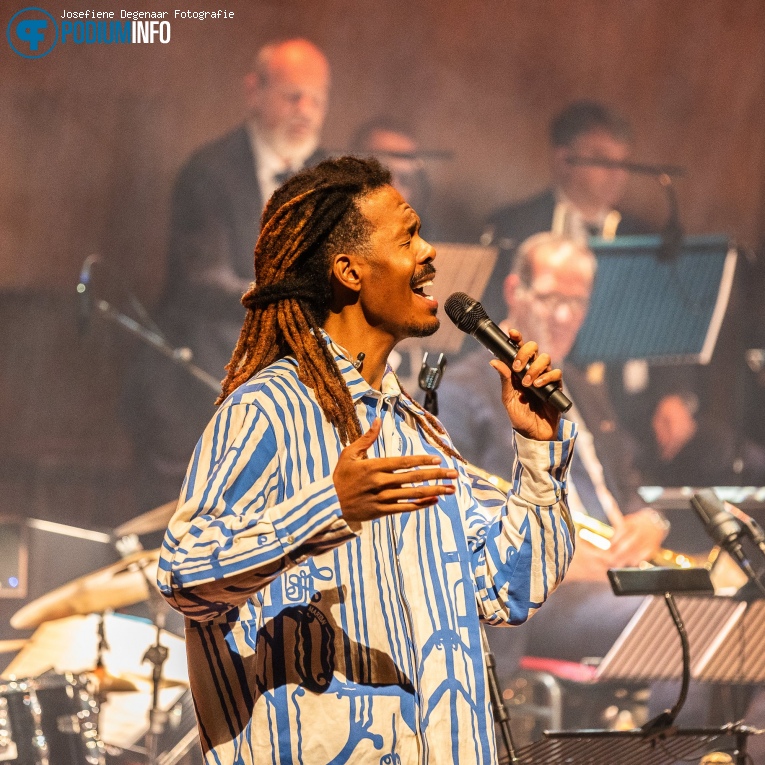 Jeangu Macrooy op Jeangu Macrooy & Jazz Orchestra Of The Concertgebouw - 26/10 - TivoliVredenburg foto