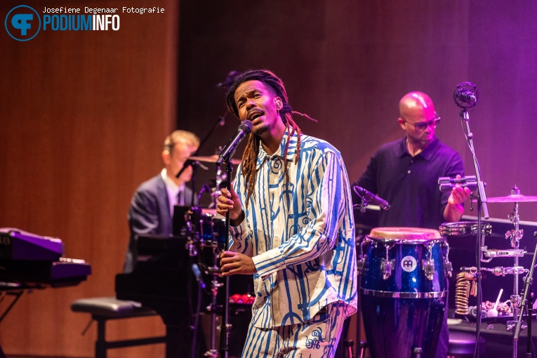 Jeangu Macrooy op Jeangu Macrooy & Jazz Orchestra Of The Concertgebouw - 26/10 - TivoliVredenburg foto