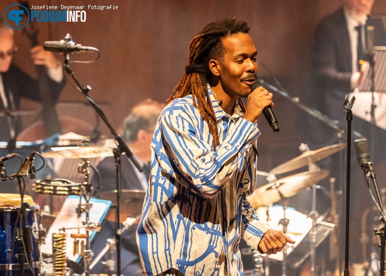 Jeangu Macrooy op Jeangu Macrooy & Jazz Orchestra Of The Concertgebouw - 26/10 - TivoliVredenburg foto