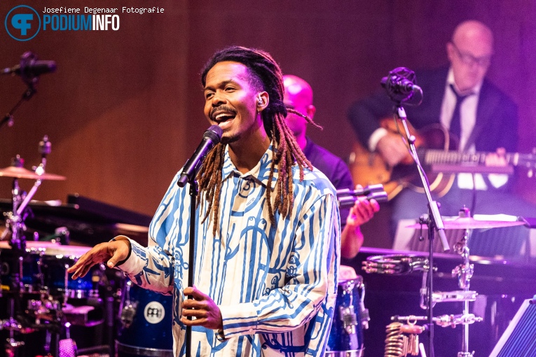 Jeangu Macrooy op Jeangu Macrooy & Jazz Orchestra Of The Concertgebouw - 26/10 - TivoliVredenburg foto