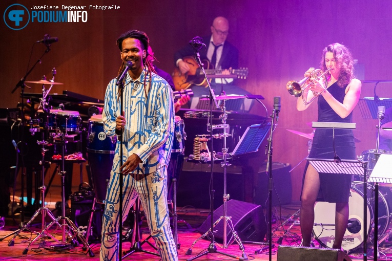 Jeangu Macrooy op Jeangu Macrooy & Jazz Orchestra Of The Concertgebouw - 26/10 - TivoliVredenburg foto