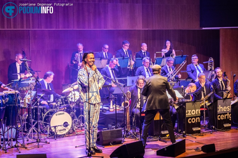 Jeangu Macrooy op Jeangu Macrooy & Jazz Orchestra Of The Concertgebouw - 26/10 - TivoliVredenburg foto