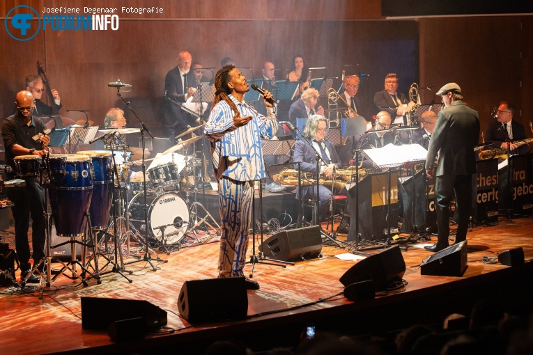 Jeangu Macrooy op Jeangu Macrooy & Jazz Orchestra Of The Concertgebouw - 26/10 - TivoliVredenburg foto