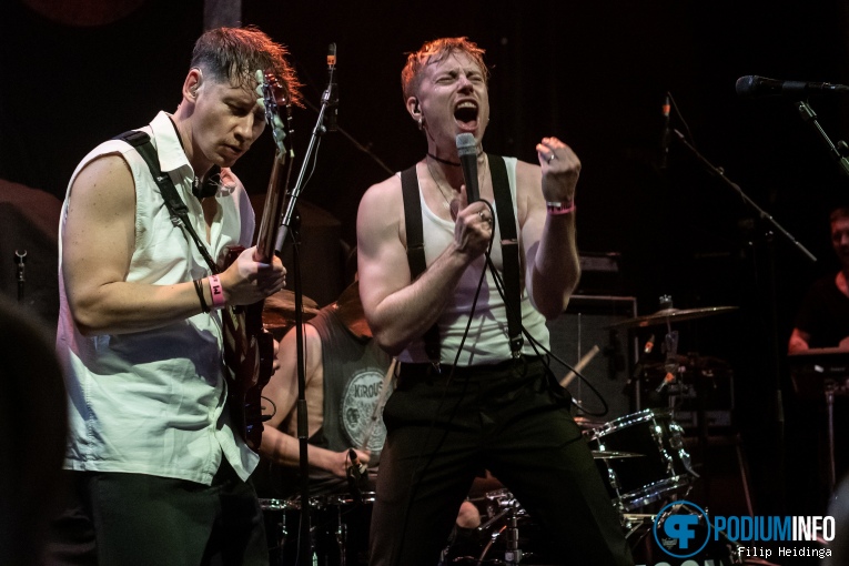 Moon Shot op The New Roses - 21/10 - Metropool Enschede foto