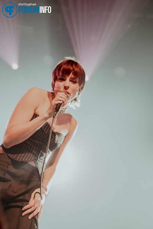 Mia Nicolai op Joker Out - 06/12 - Melkweg foto