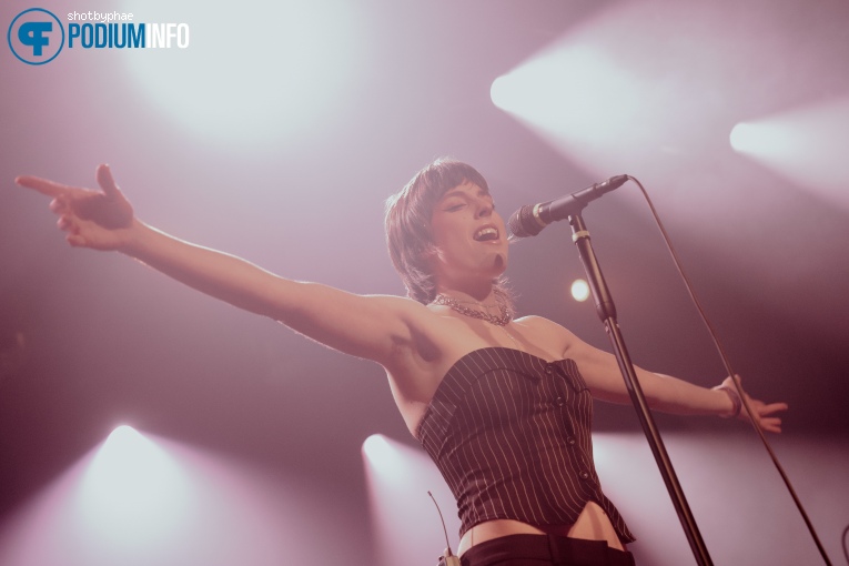 Mia Nicolai op Joker Out - 06/12 - Melkweg foto
