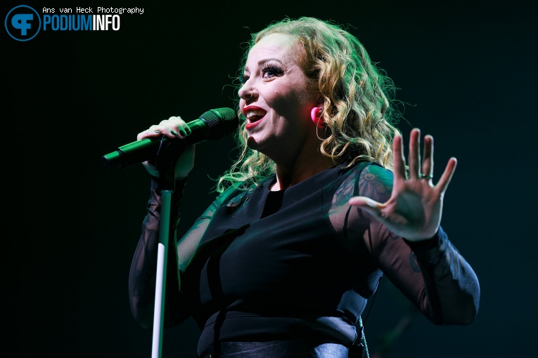 Anneke van Giersbergen op Floor Jansen - 08/12 - AFAS Live foto