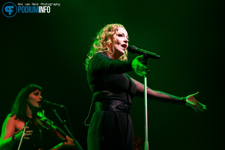 Anneke van Giersbergen op Floor Jansen - 08/12 - AFAS Live foto