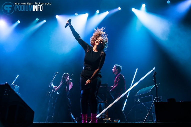 Anneke van Giersbergen op Floor Jansen - 08/12 - AFAS Live foto