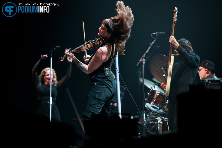 Anneke van Giersbergen op Floor Jansen - 08/12 - AFAS Live foto