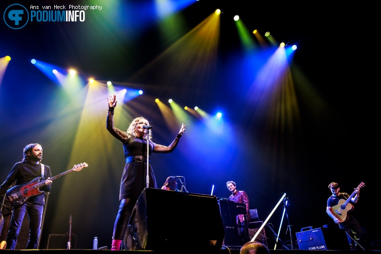 Anneke van Giersbergen op Floor Jansen - 08/12 - AFAS Live foto