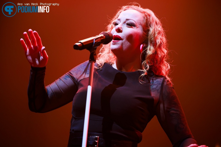 Anneke van Giersbergen op Floor Jansen - 08/12 - AFAS Live foto