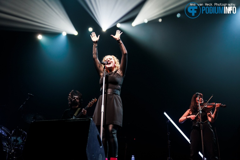 Anneke van Giersbergen op Floor Jansen - 08/12 - AFAS Live foto