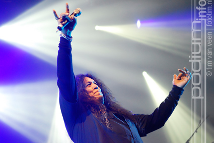 Chuck Billy op Christmas Metal Symphony - 28/12 - 013 foto