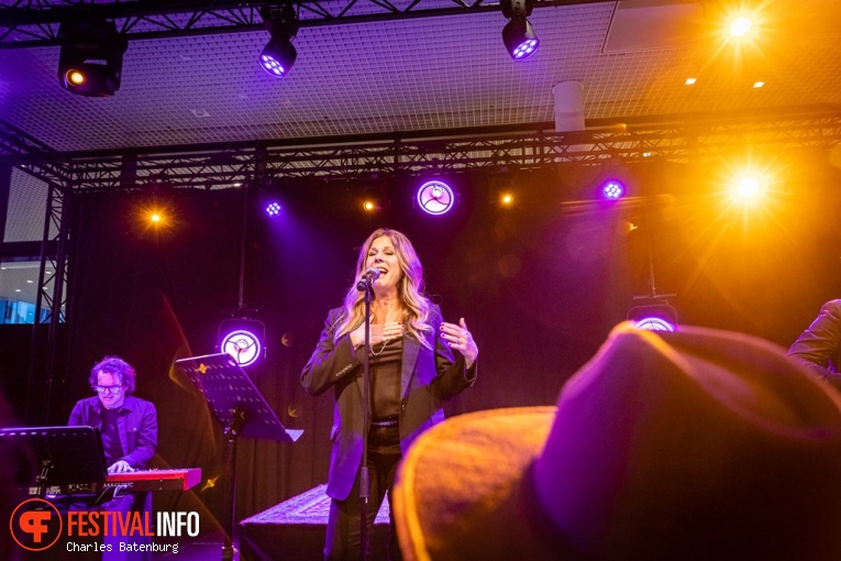 Rita Wilson op Country to country 2024 foto