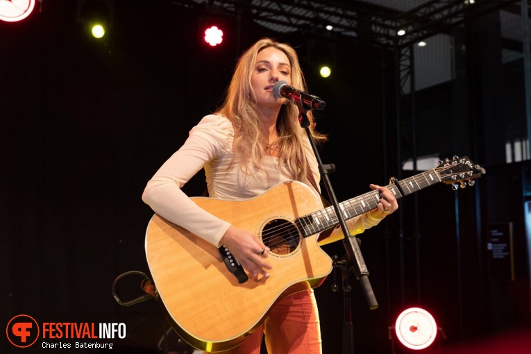 Halle Kearns op Country to country 2024 foto