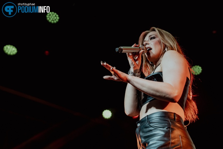 Becky Hill op Becky Hill - 11/04 - Melkweg foto