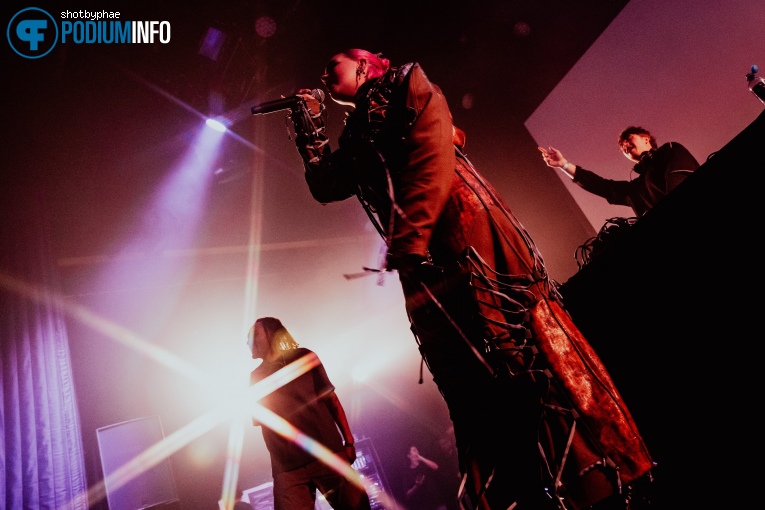 Issey Cross op Becky Hill - 11/04 - Melkweg foto