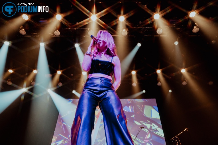Becky Hill op Becky Hill - 11/04 - Melkweg foto