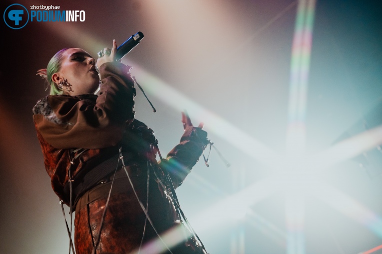 Issey Cross op Becky Hill - 11/04 - Melkweg foto