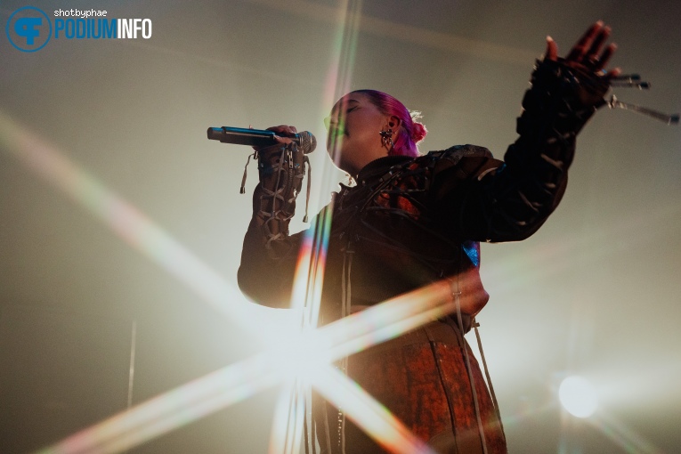 Issey Cross op Becky Hill - 11/04 - Melkweg foto