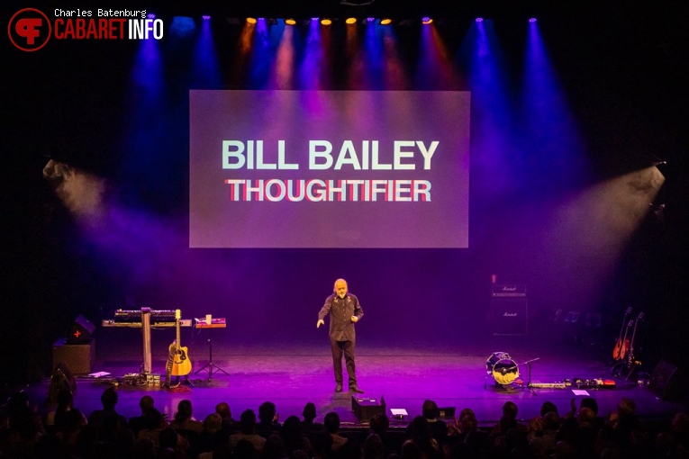 Foto Bill Bailey op Bill Bailey -Thoughtifier - 17/04 - Oude Luxor Theater