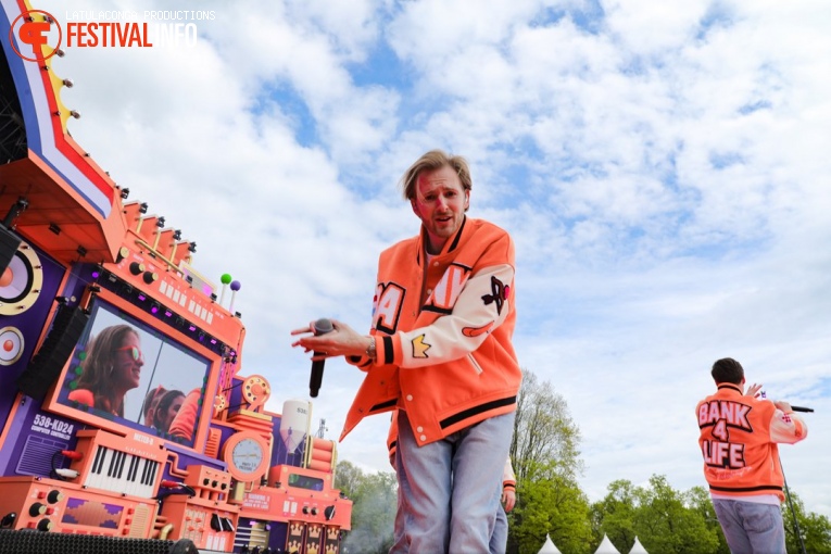 Bankzitters op 538 Koningsdag 2024 foto